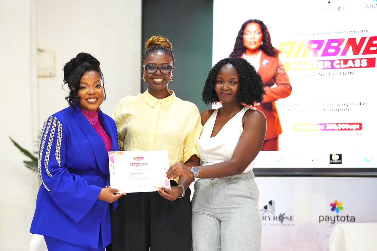 Black and white wide shot of Happy speaking to the room.